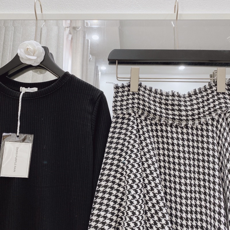 Set áo len tăm đen mix chân váy dạ tua rua | BigBuy360 - bigbuy360.vn