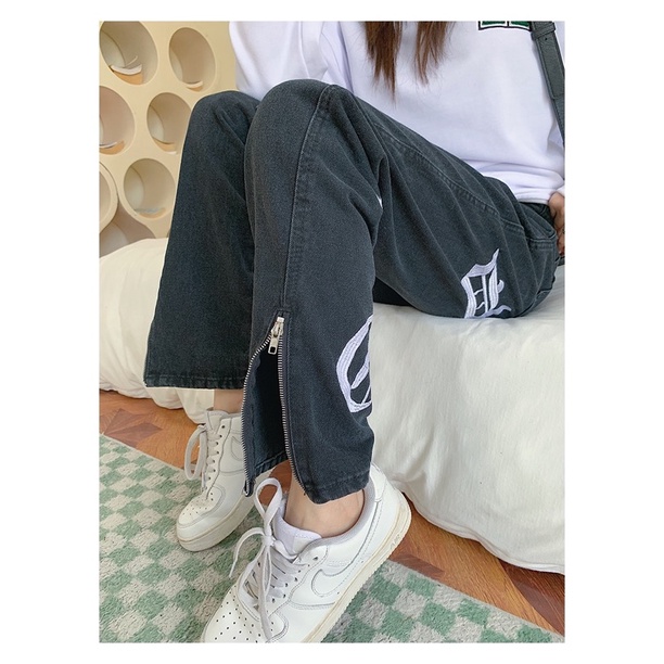 Quần bò đen dáng suông hoạ tiết thêu chữ