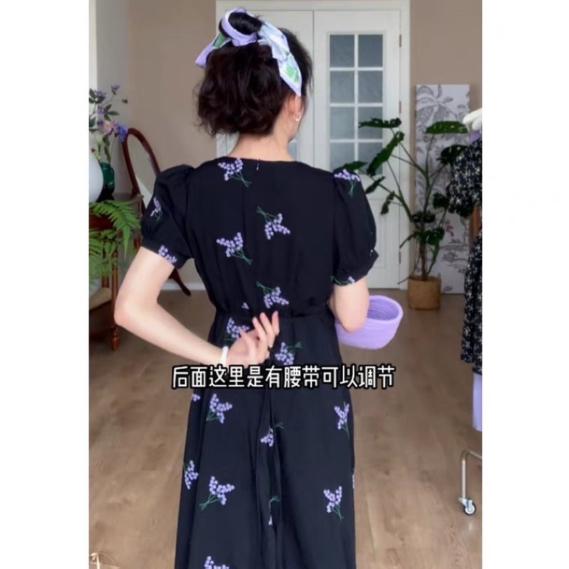 Đầm dài tay ngắn cổ chữ V in hoa tím retro Pháp thu đông 2022