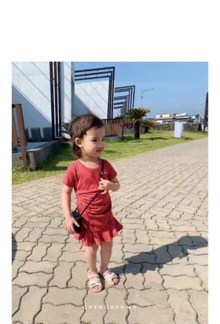 Đầm rút dây bé gái