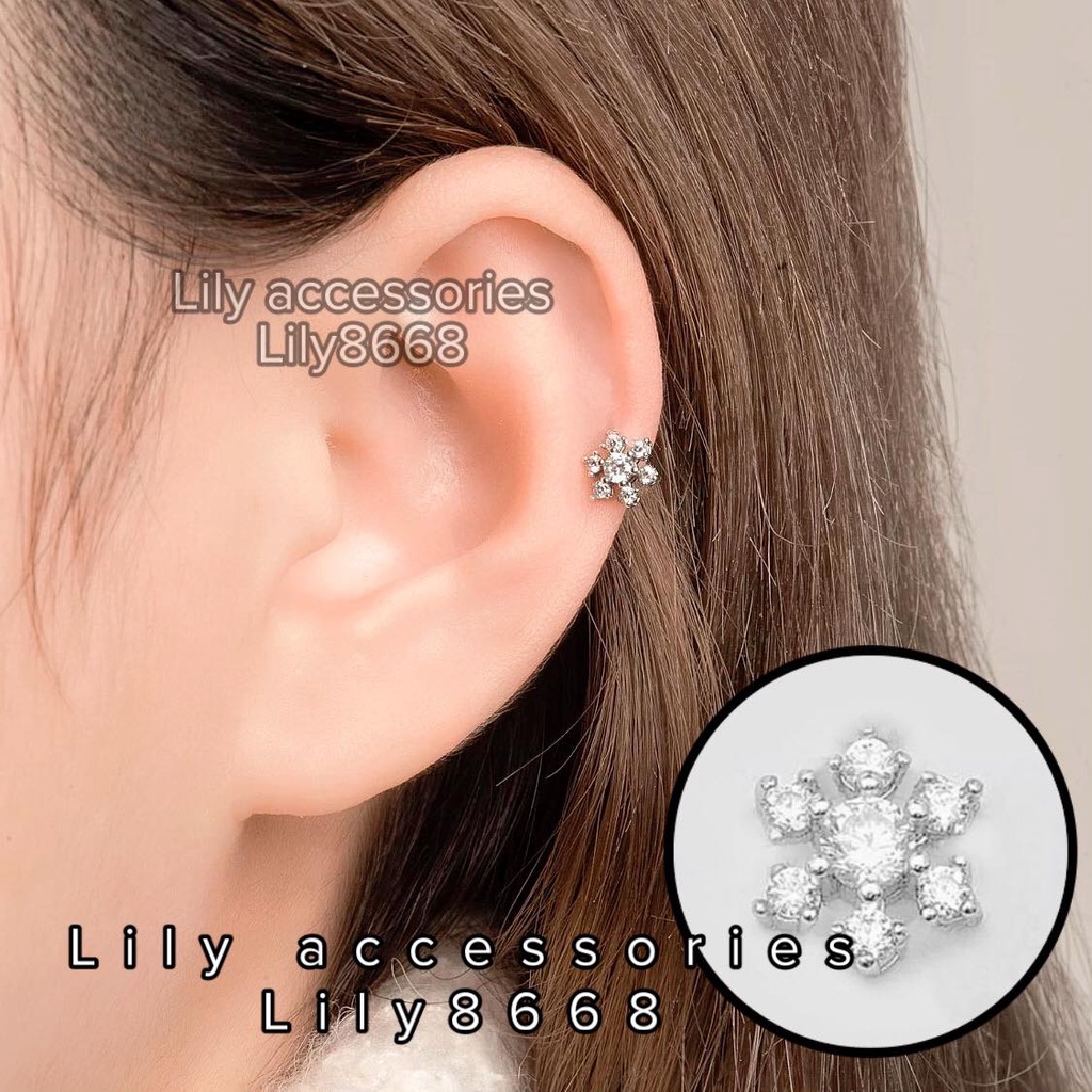 khuyên tai titan lục cánh hoa tròn đá không gỉ không đen