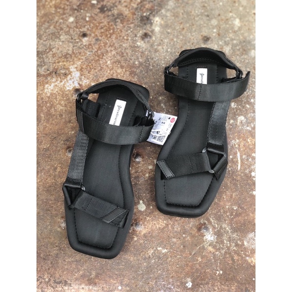 Giày sandal mũi vuông xốp siêu nhẹ stradivarius