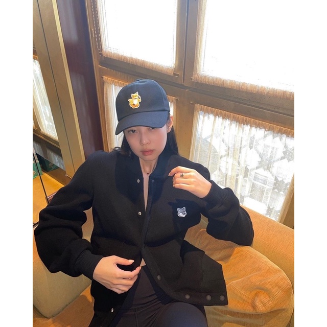 Áo khoác varsity bomber Maison Kitsuné giống Jennie BLACKPINK