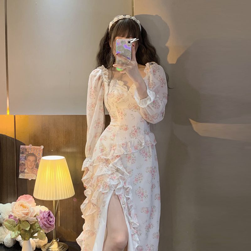 Đầm maxi trắng hoa hồng cổ tim viền ren tay dài phồng xẻ đùi Destiny Rose Bandarsaya