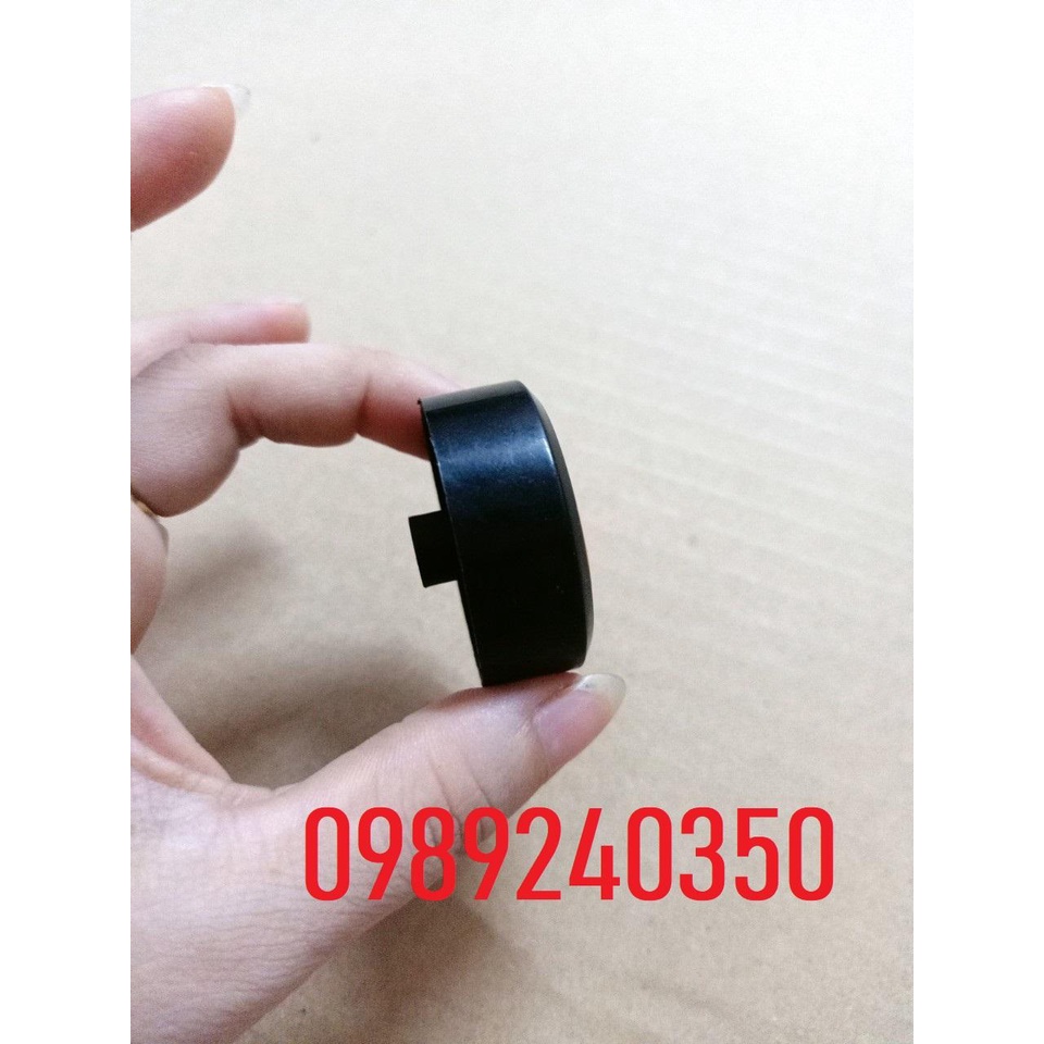 Núm vặn xoay lò vi sóng để điều chỉnh chế độ cho lò vi sóng cơ