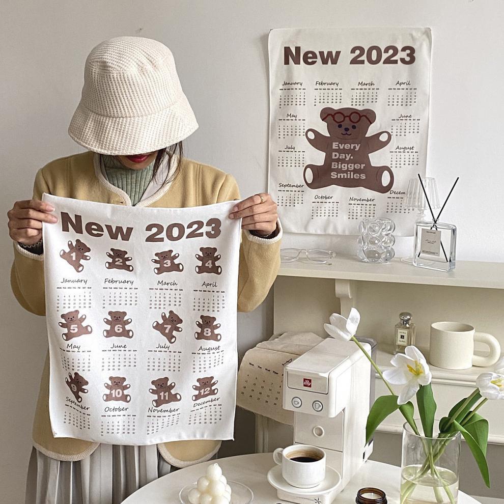 Lịch Năm 2023 Treo Tường Bằng Vải Họa Tiết Gấu Hoạt Hình Dễ Thương
