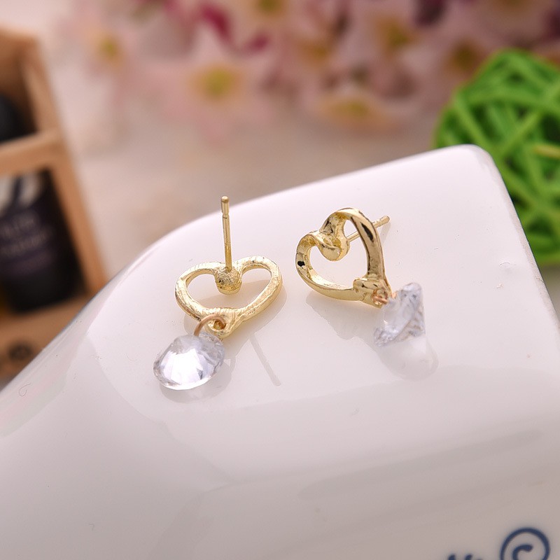 Khuyên tai hình trái tim thả đá tròn