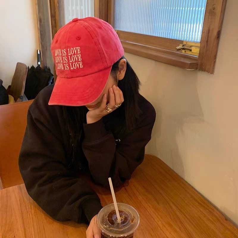 Mũ lưỡi trai Mg STUDIO họa tiết chữ LOVE IS LOVE