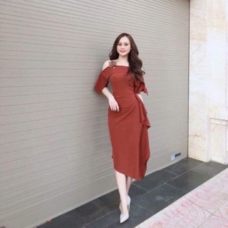 Đầm rớt vai cài hoa