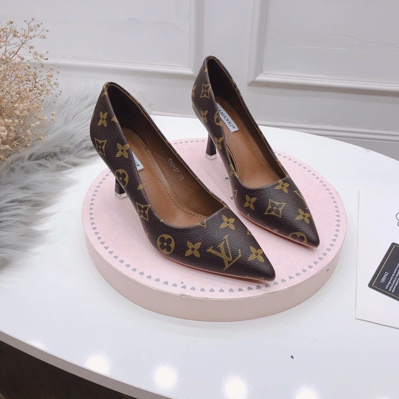 Giày cao gót hoạ tiết nâu