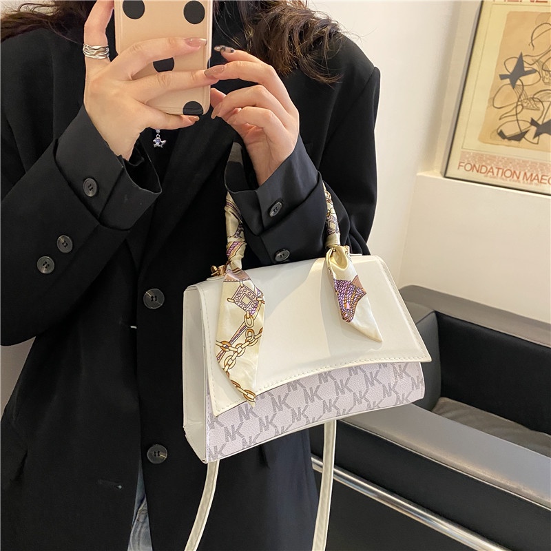 Túi đeo chéo vai in chữ thời trang năm 2021