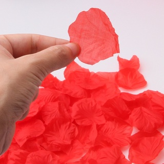 Cánh hoa hồng lụa trang trí phòng cưới