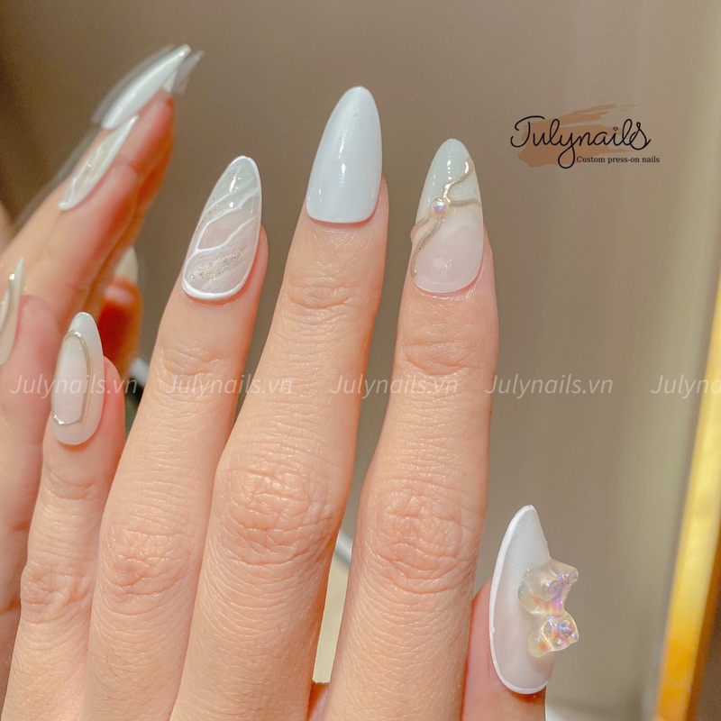 Nail box thiết kế màu trắng charm gấu loang vân đá móng úp theo size tay tròn nhọn dài nb059 julynails.vn