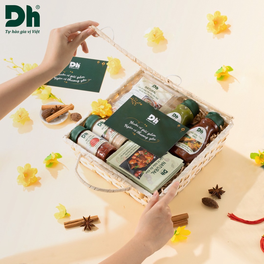Hộp quà gia vị đặc sản Dh Foods gồm 16 gia vị truyền thống cho căn bếp Việt, thích hợp làm quà biếu, quà Tết - LTGQ01