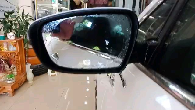 Miếng dán chống bám nước gương chiếu hậu ô tô