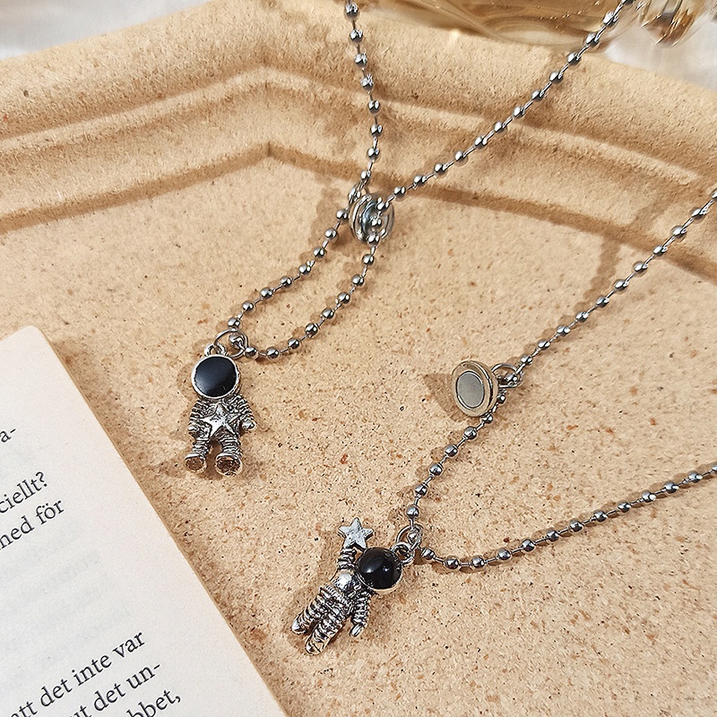 Vòng cổ cặp mặt hình phi hành gia thời trang