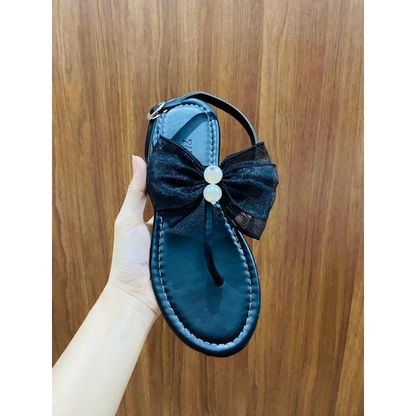 sandan nơ gắn ngọc xỏ ngón đầu tròn xịn xò. nắng mưa đều mang được. cam kết như hình. ( hình tự chụp )