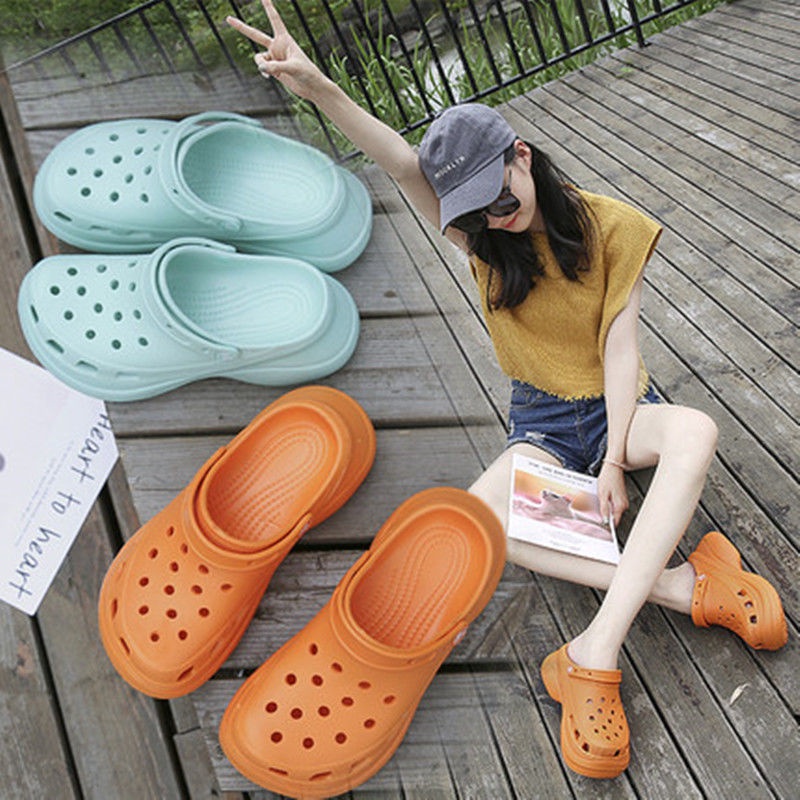 The New Fashion Plus Hole Shoes Ladies Non-slip Coat Thick-soled Sponge Cake Beach Sandals and Slippers