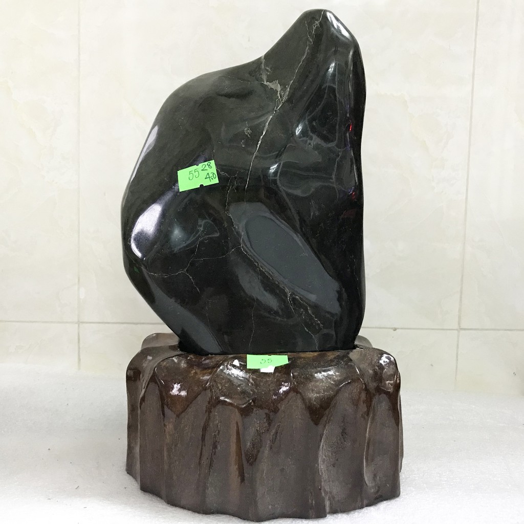 Cây đá phong thủy tự nhiên màu đen bóng hiếm cho người mệnh Mộc và Thủy