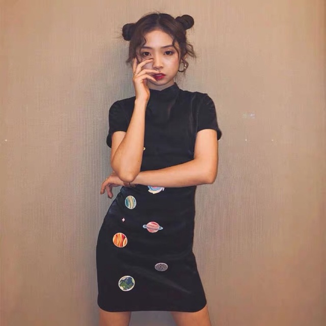 Đầm sườn sám thêu sao cách tân