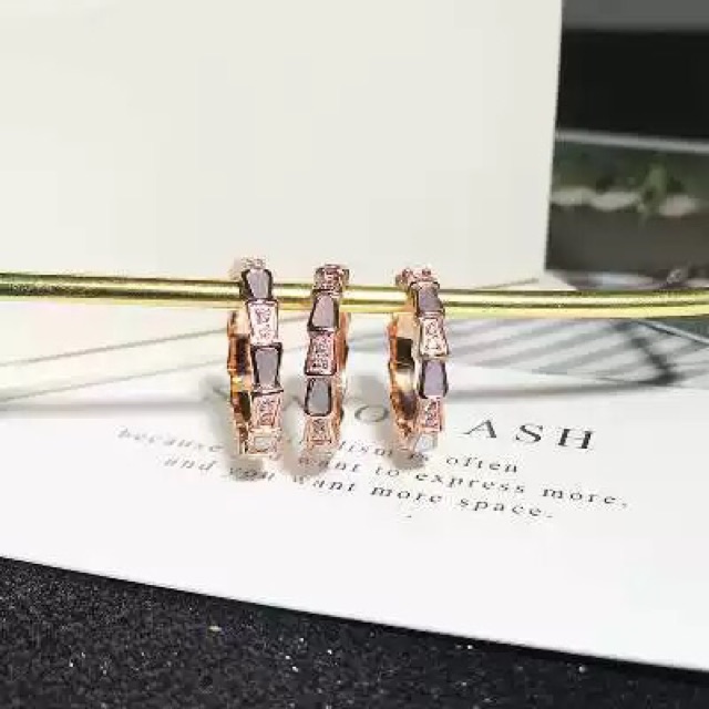 Nhẫn titan ko đen cẩn xoàn phối xà cừ màu