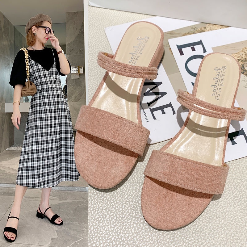 Giày Sandal Đế Thô Hai Cách Mang Thời Trang Sành Điệu