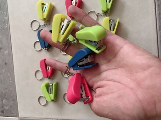 Móc khóa bấm kim mini dễ thương đa năng