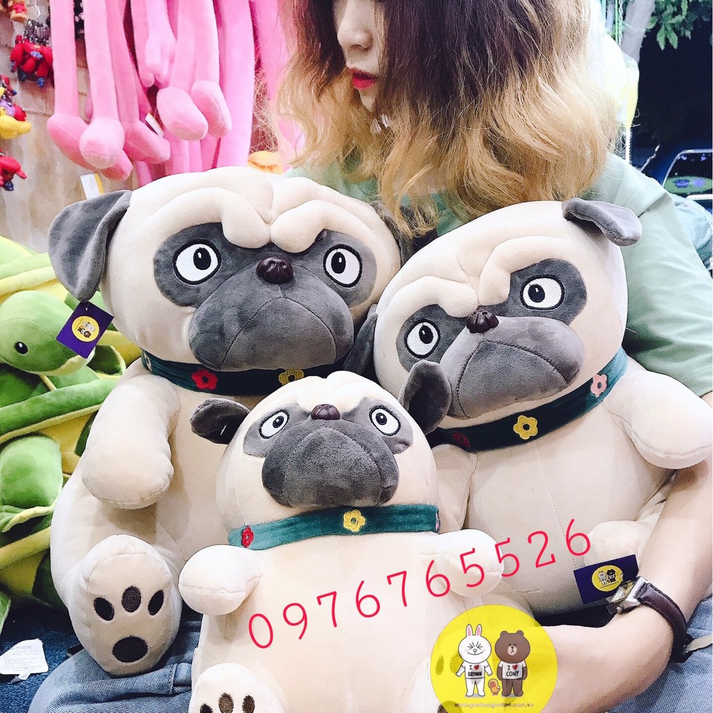 Gấu bông chó Pug mặt nhăn đeo vòng cổ dáng ngồi kích thước 30-40-50cm