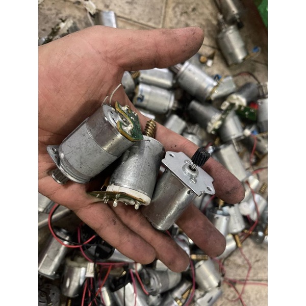 10 cái Mô tơ nhỏ hàng rã máy 12v 24v còn sài tốt. Giá 10 cái