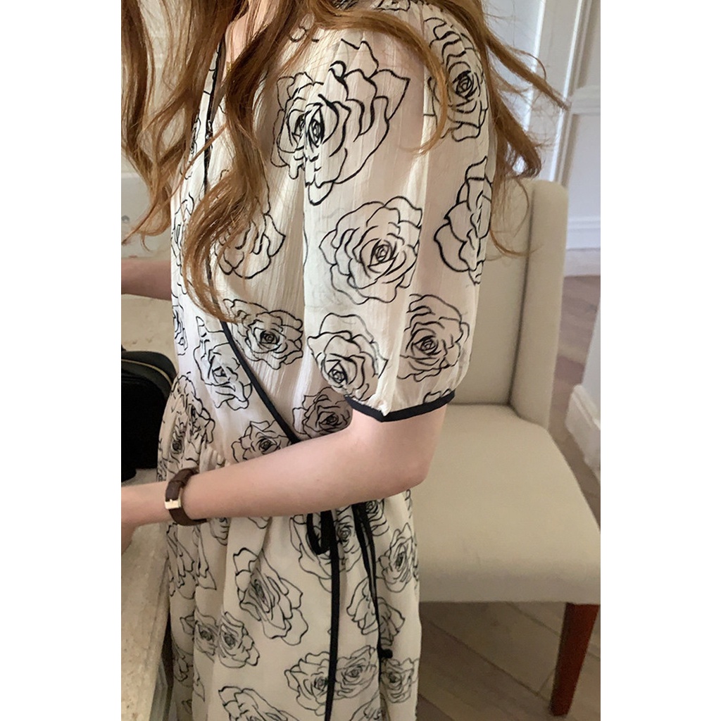 Váy voan họ tiết bông hoa đen, tay phồng cổ V vắt chéo thắt eo, style cổ điển nhẹ nhàng Hàn Quốc