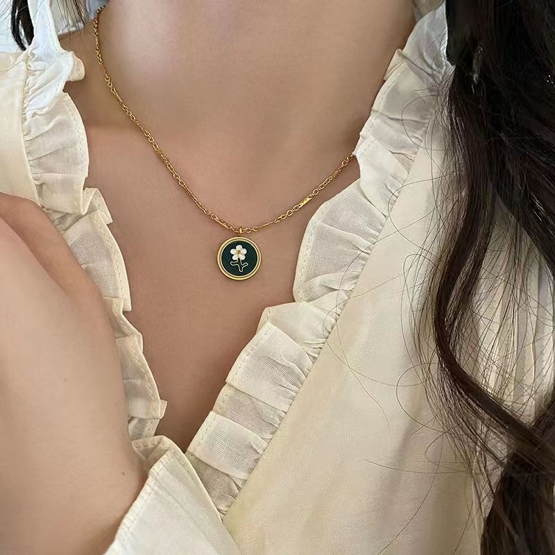 Dây chuyền thép titan mặt tròn nhỏ họa tiết hoa phong cách cổ điển sang trọng cao cấp cho nữ