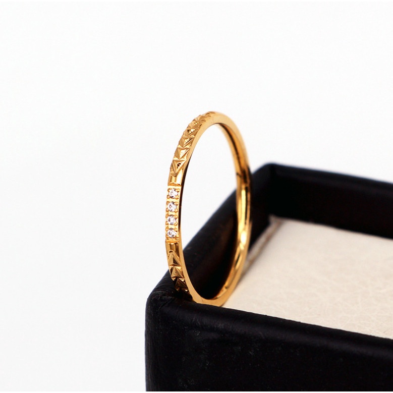 Nhẫn Mảnh Khắc Nổi Đính Đá Nhân Tạo Titan Ko Đen TT 4392