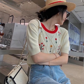 Áo len thêu hoa phối viền cổ đỏ