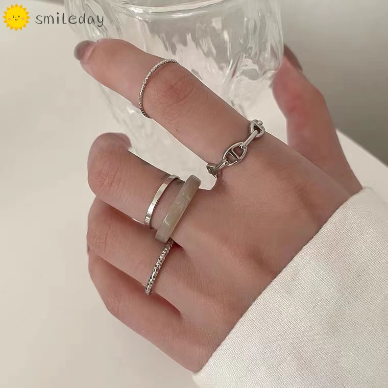 Set 5 Nhẫn Nhựa Màu Bạc Kiểu Dáng Đơn Giản Cho Nữ