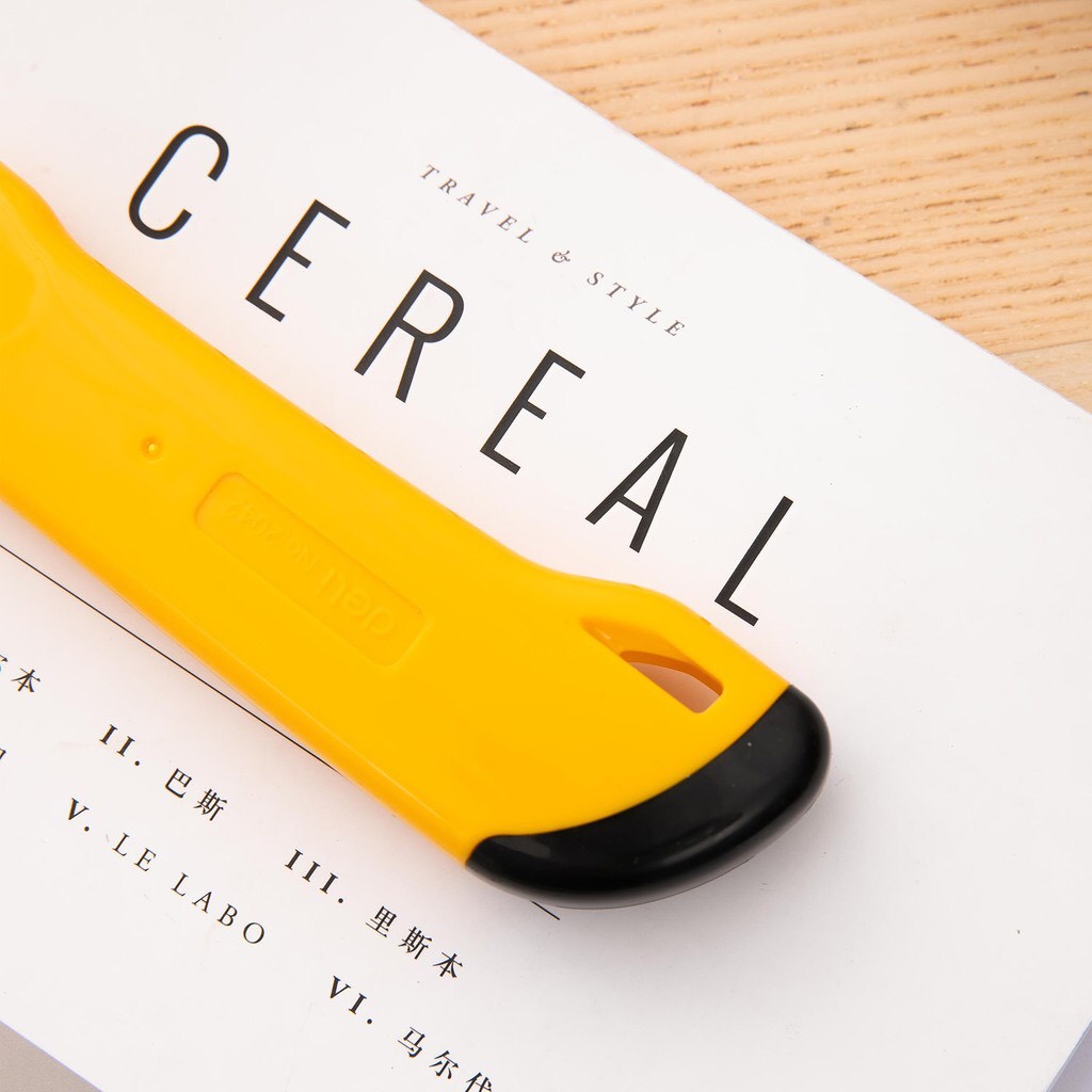 Dao rọc giấy Deli Lưỡi 18mm  E2042 dùng trong văn phòng phẩm- Dao dọc giấy - Dễ dang sử dụng màu vàng