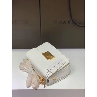Túi chữ C vân rắn đinh sườn size 18