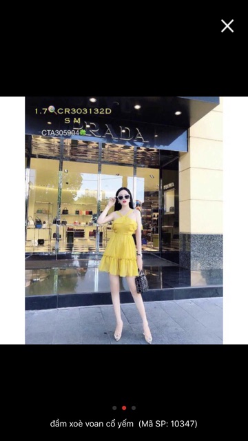 Đầm xoè voan cổ yếm