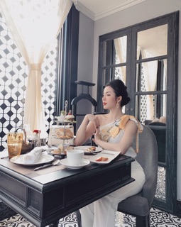 Áo lụa lệch vai