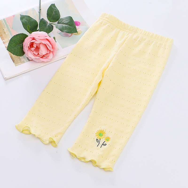 Quần lửng thêu hoa phong cách thời trang cho bé gái