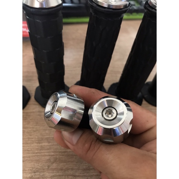 Gù Salaya tặng kèm bao tay Daytona gắn mọi dòng xe