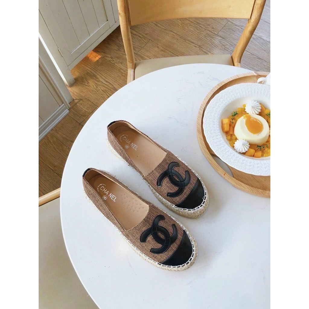 Slipon dạ đế cói thêu logo Chanel