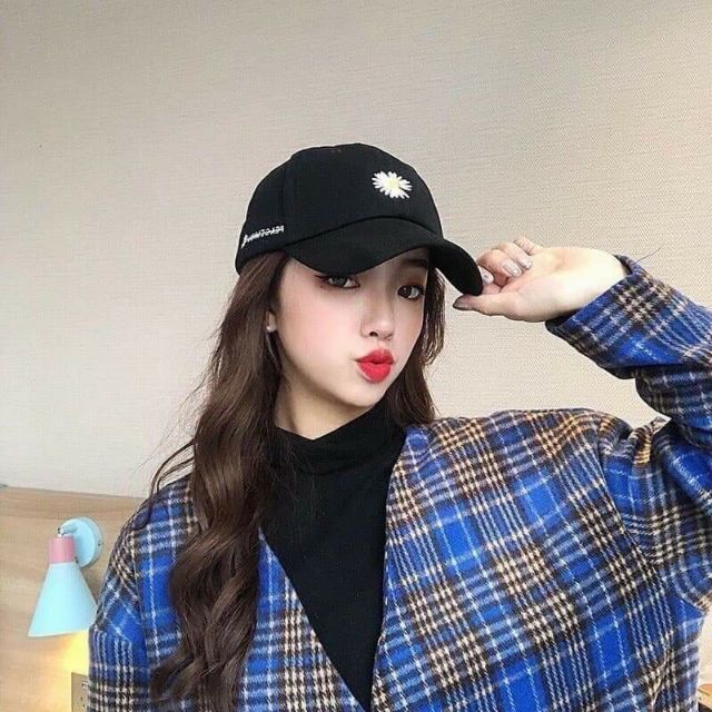 Mũ lưỡi trai nữ màu đen thêu hoa cúc