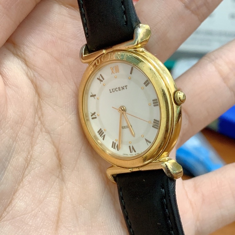 Đồng hồ si nữ hiệu Seiko, cọc số la mã dây da