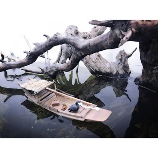 Thuyền gỗ nổi mặt nước