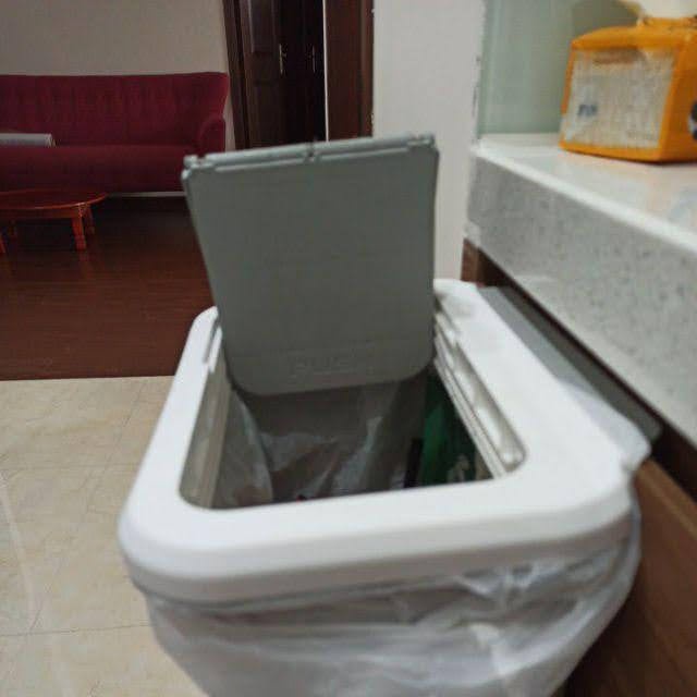 Thùng rác treo cánh tủ bếp có nắp đậy trượt thông minh
