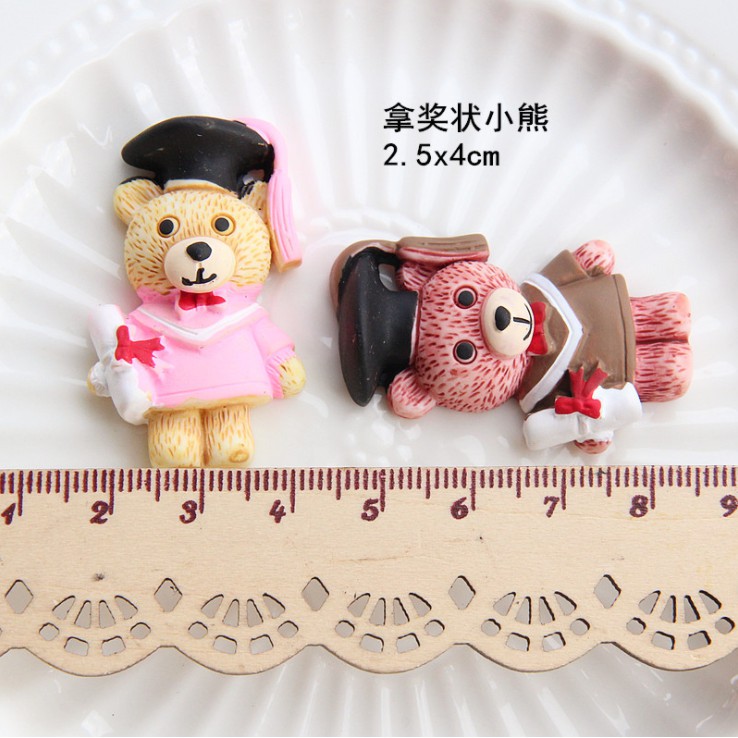 Sticker jibbitz gấu cử nhân gắn dép sục Crocs