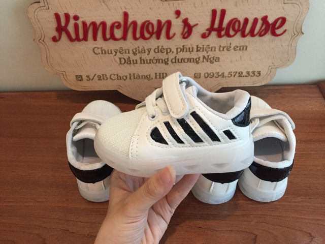 Giầy thể thao trắng - đế có đèn