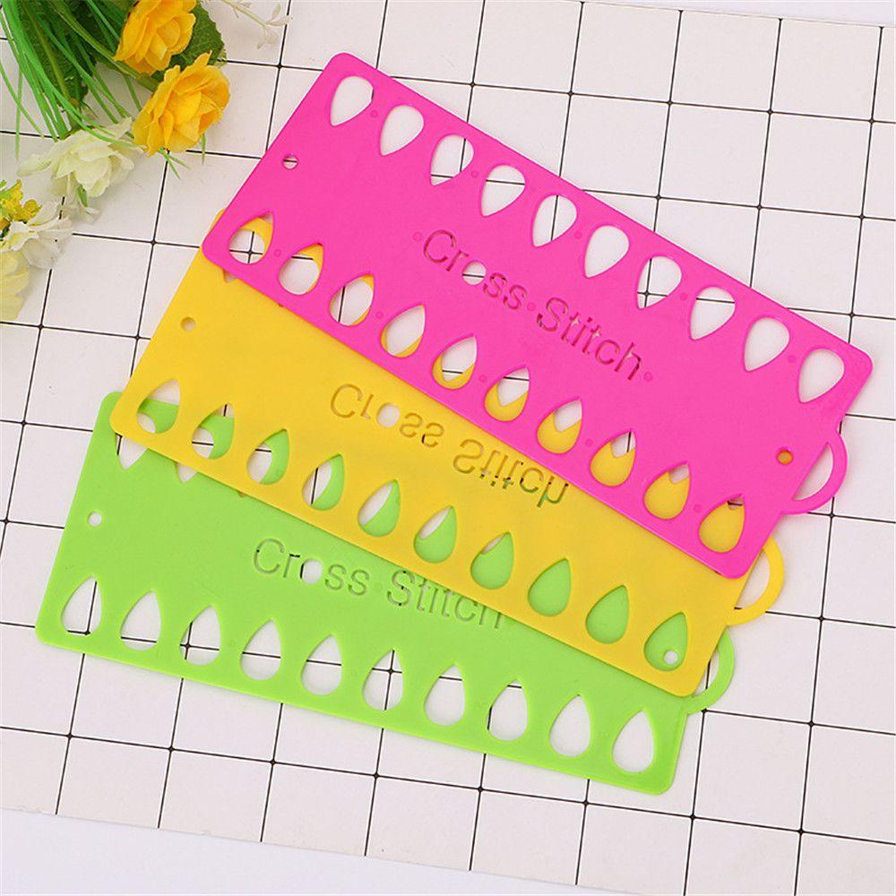 Giá Đỡ Cuộn Chỉ Bằng Nhựa Tiện Dụng