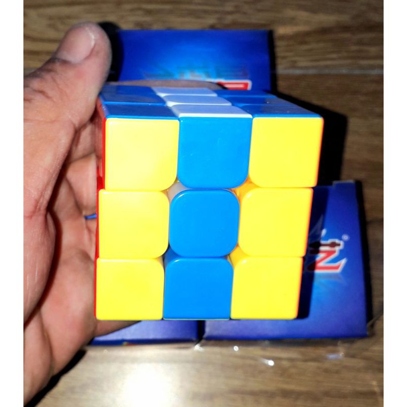 Một cái Rubik 3x3x3 xoay rất trơn và đẹp xem Video