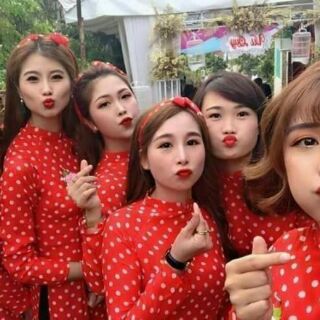 Áo dài chấm bi đỏ kèm cột tóc như hình